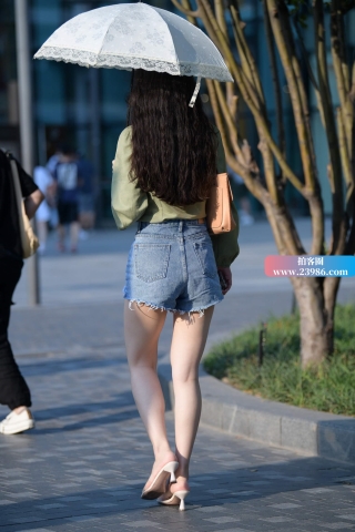 撑伞的短牛姑娘