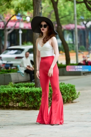 红色喇叭裤美女