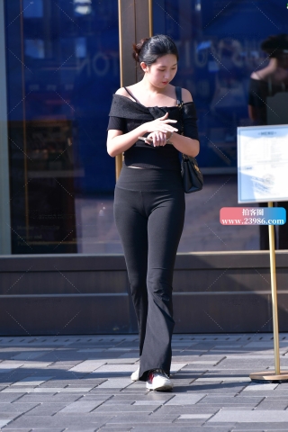 ★一字肩紧身黑裤美女
