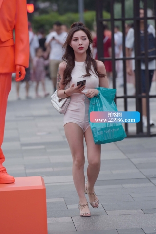 街拍高腰白热裤小姐姐
