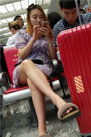 查看完整内容：4k超清，碎花连衣裙清秀长腿美女（视频版） - 共10张图片