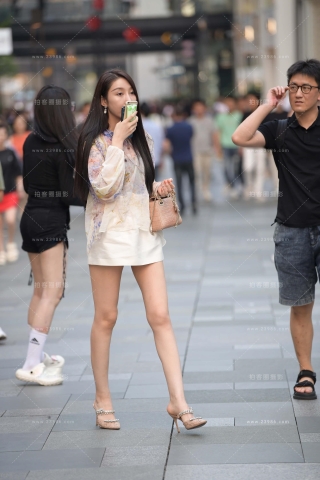 街拍细长白皙美腿小姐姐