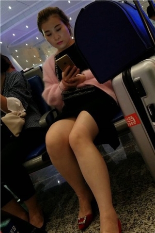 查看完整内容：4k超清，高铁站候车室拍摄粉衣性感美腿肉肉的美女（视频版） - 共10张图片