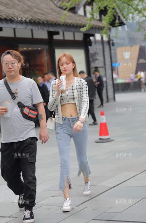 查看完整内容：紧身牛仔裤小姐姐 - 共15张图片