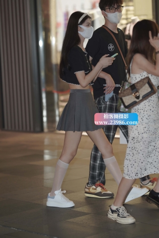 百褶短裙小姐姐