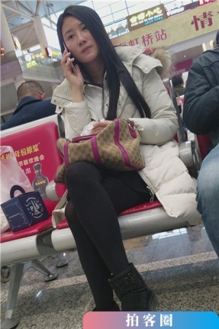 查看完整内容：4k-街拍候车室内打电话的黑丝美腿美女（视频版） - 共6张图片