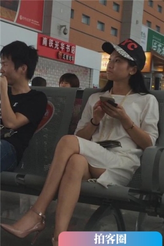 查看完整内容：候车室坐对面超美长腿高跟鞋美眉，的确漂亮。（视频版） - 共6张图片