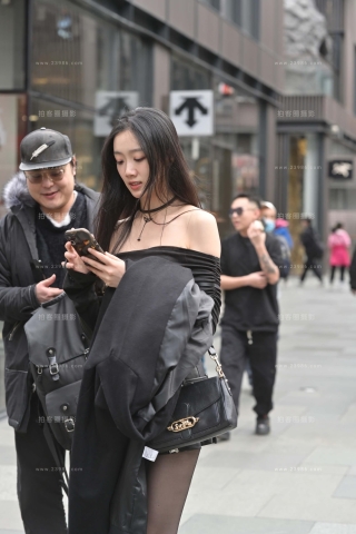 街拍超短裙黑色丝，长靴小姐姐（完整版）