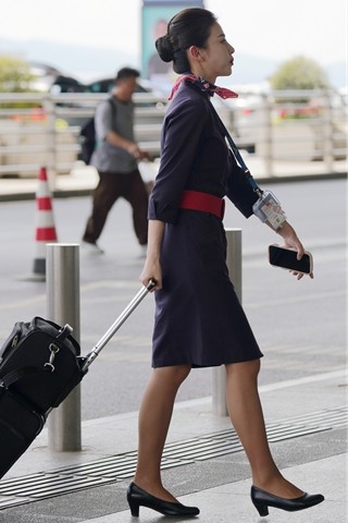 25空姐街拍-东航漂亮的金棕丝（完整版）