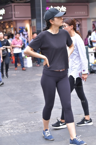 【视觉冲击赛贴】买冰淇淋的黑裤圆润臀