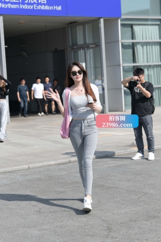 搭讪街拍浅灰色牛仔裤美女（完整版）