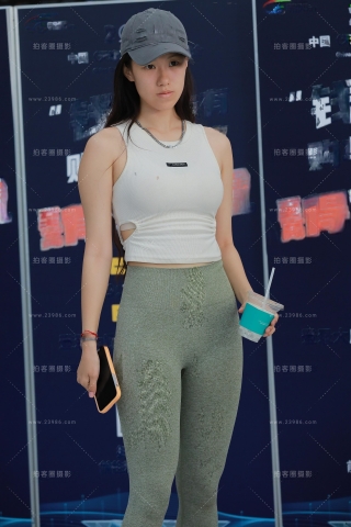 【玻璃街拍】绿色紧身裤