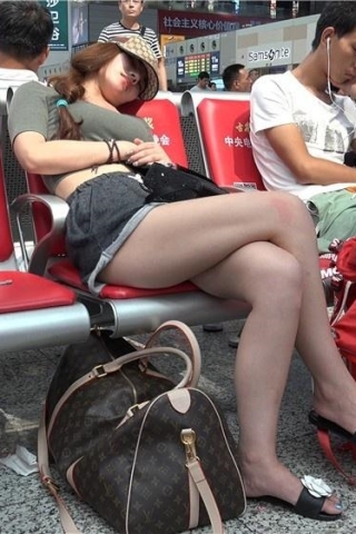 查看完整内容：4K - 全身名牌的时尚女子，候车室内歪着头就睡着了（视频版） - 共7张图片