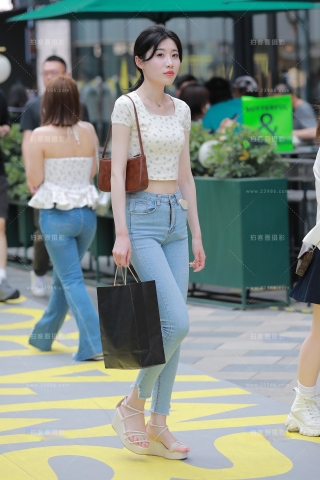 【玻璃街拍】高挑牛仔裤小姐姐