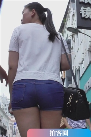 查看完整内容：紧身牛仔热裤马尾辫女孩，身材高挑。[388 MB]（视频版） - 共10张图片