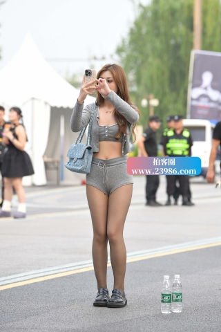 偶遇喜欢拍照的女孩！