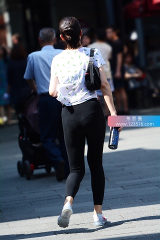 咔喳赛7 难道现在流行内穿T裤