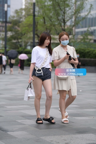 妹子与闺蜜同行