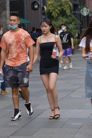 查看完整内容：她今天穿裙装，你还认得她吗? - 共16张图片