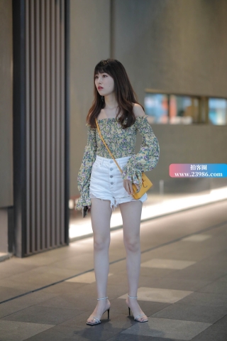 街拍好身材白热裤姐姐