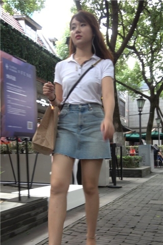 查看完整内容：4K 漂亮的牛仔裙白衬衫美女姐姐自信满满（视频版） - 共8张图片