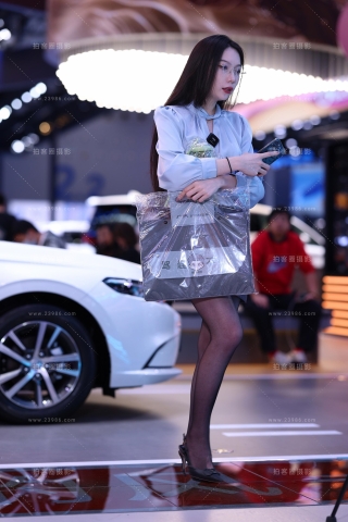 黑丝眼镜长发OL在直播