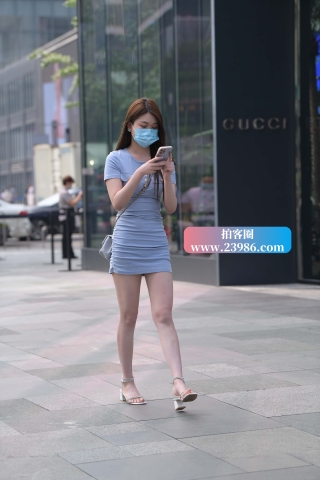 街拍美腿包臀裙小姐姐