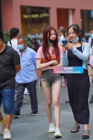 街拍粉色T恤青春热裤女孩