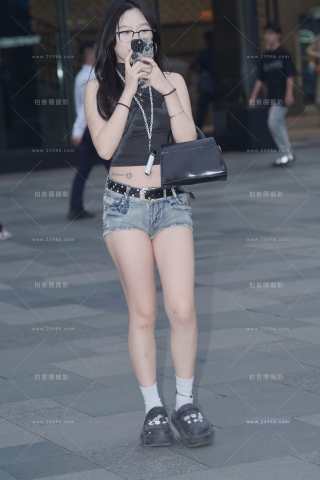 搭讪街拍紧身热裤眼镜妹