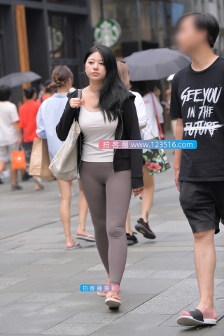 【街拍之魂赛帖】雨中的紧身裤