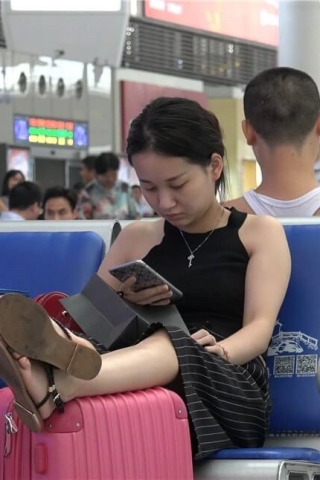 查看完整内容：4K - 把脚放行李箱上的妹子 [2.64 GB/MP4]（视频版） - 共8张图片