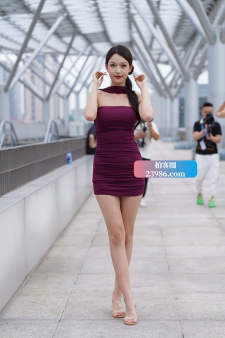 曲线优美短裙美女（完整版）