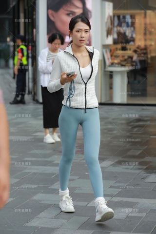 浅绿瑜伽裤美女