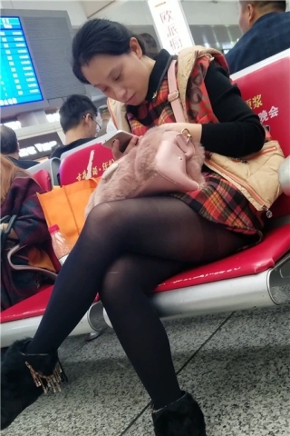 查看完整内容：4k-候车室内专注玩手机的黑丝美腿性感少妇（视频版） - 共8张图片