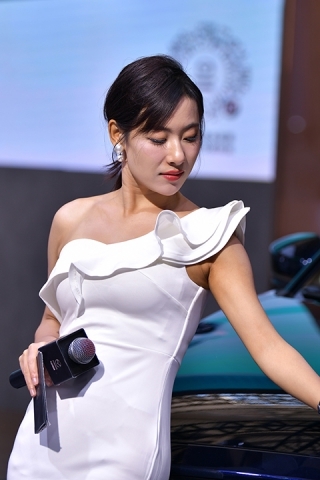 ★漂亮主持洁白长裙美女（城市版）