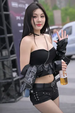 查看完整内容：靓丽短靴黑丝美女（完整版） - 共3张图片