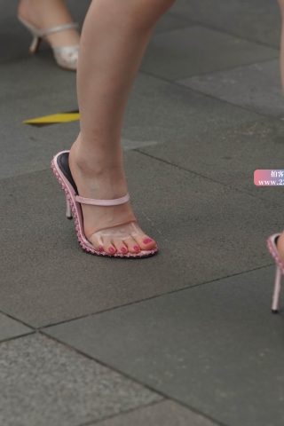 街拍粉色凉高条纹裙美女