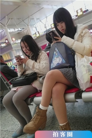 查看完整内容：4k-高铁站候车室拍摄会丝袜白毛衣长腿美女姐妹（视频版） - 共8张图片