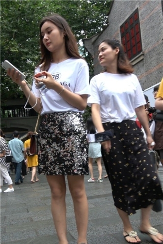 查看完整内容：4K - 街拍白T恤美腿小姐姐的短裙亮闪闪 [1.67 GB]（视频版） - 共8张图片