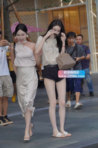 白皙美腿小姐姐