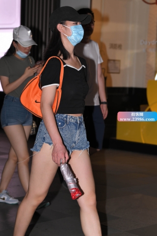 夜拍超短热牛小姐姐