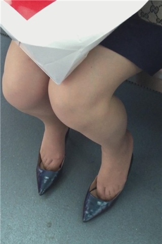 地铁拍摄尖嘴高跟美腿性感少妇（视频版）