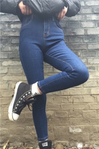 查看完整内容：紧身蓝牛美眉 [625 MB]（视频版） - 共12张图片