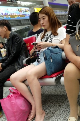 查看完整内容：4k-高腰牛仔热裤白T恤街拍美腿（视频版） - 共8张图片