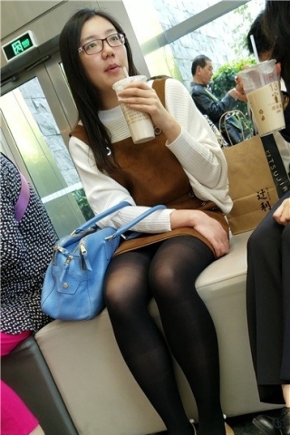 查看完整内容：4k-甜美可爱萌妹子，黑丝细腿绝对诱人（视频版） - 共6张图片