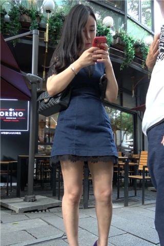 紫色高跟鞋街拍连衣裙性感美女 [707 MB]（视频版）