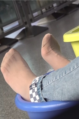紧身牛仔，街拍丝袜美足（视频版）