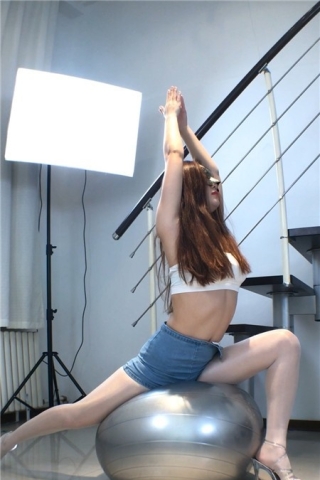 查看完整内容：秀舞蹈工作室心心牛仔热裤丝袜瑜伽球上表演 [219 MB]（视频版） - 共6张图片