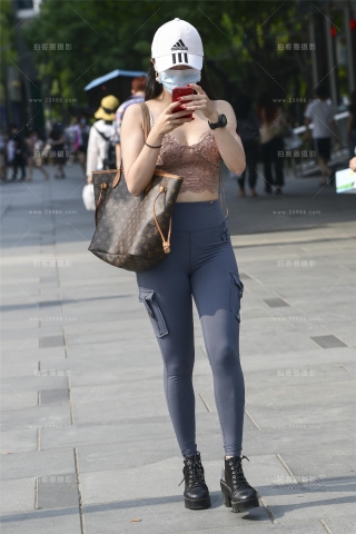 健美姑娘身材真好