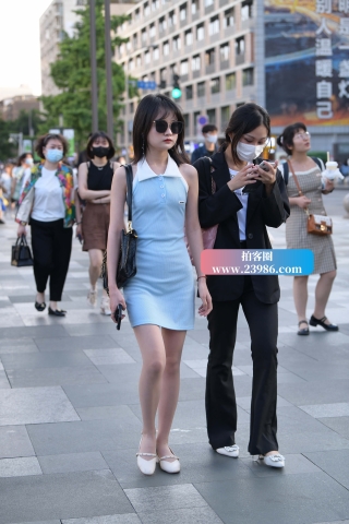 街拍蓝色短裙R丝女孩儿